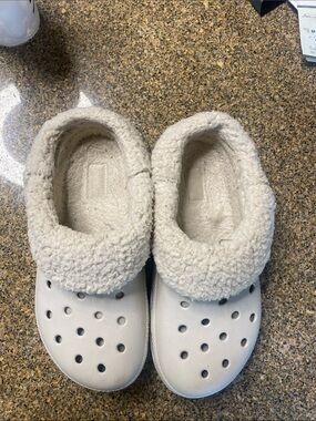 Crocs- Men/Women Lined Slip-On Clogs in Cream